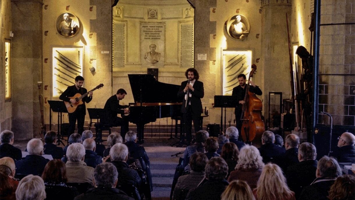 Concerto dal vivo al Museo Filangieri di Napoli: chitarra, pianoforte, voce e contrabbasso davanti al pubblico tra le armature della collezione