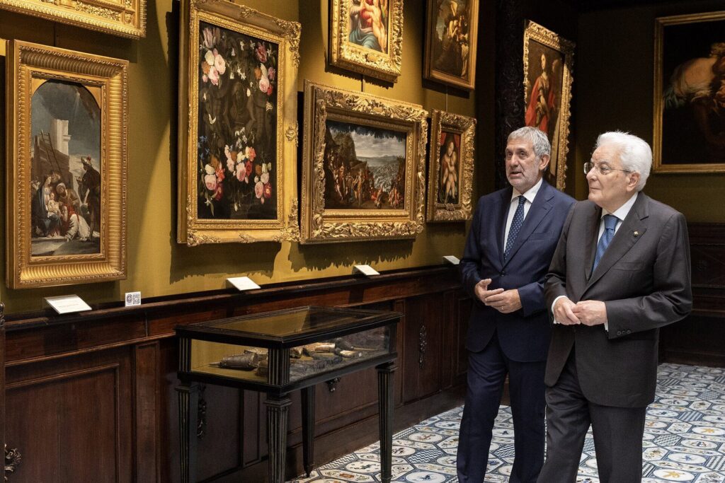 Il Presidente Mattarella e il direttore Paolo Iorio osservano i dipinti della collezione del Museo Filangieri