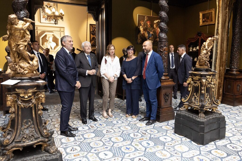 Foto di gruppo del Presidente Mattarella con il direttore Paolo Iorio e lo staff del Museo Filangieri