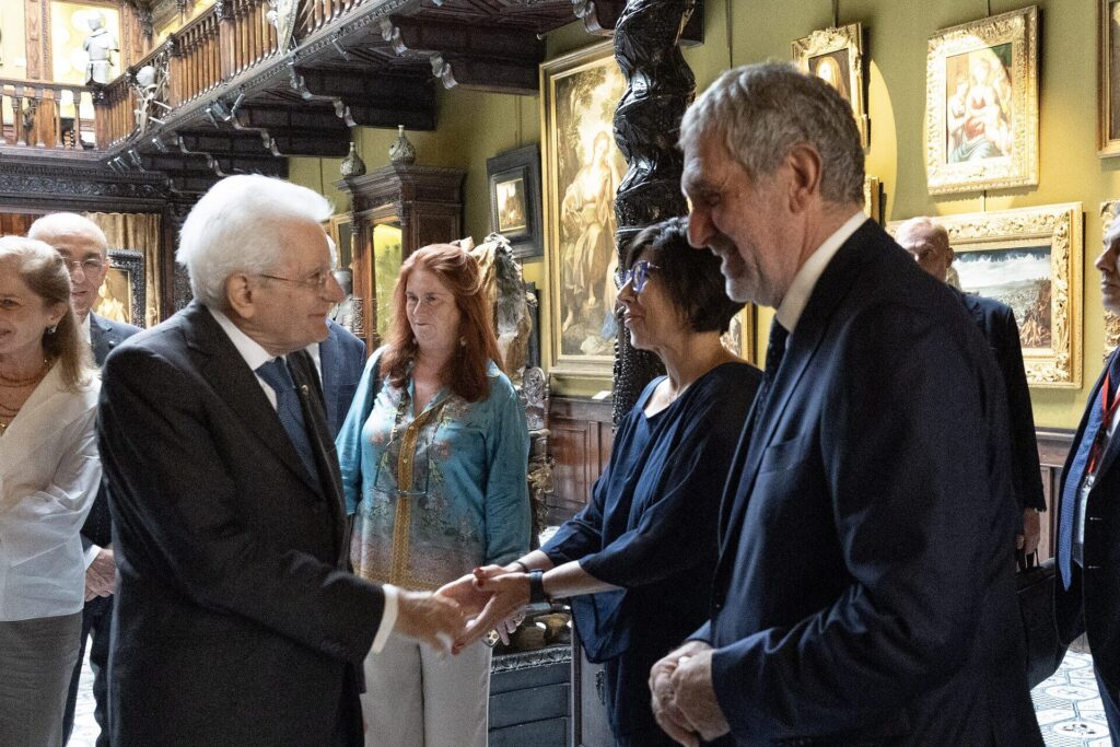 Il Presidente Mattarella saluta lo staff del Museo Filangieri nelle sale di Palazzo Como