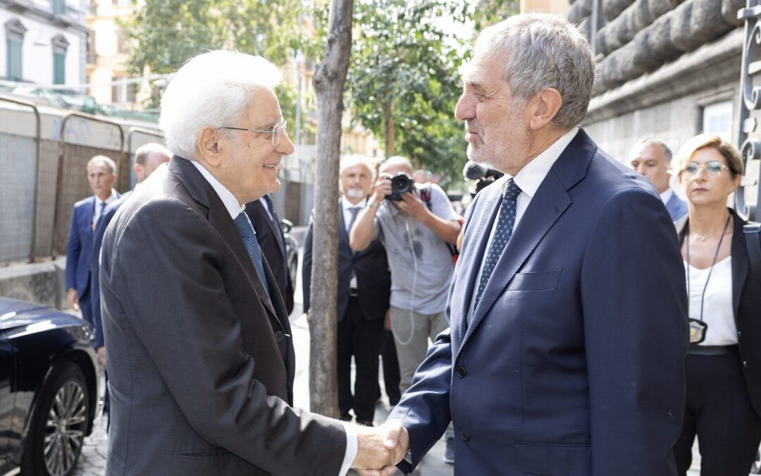 Il Presidente Sergio Mattarella stringe la mano al direttore Paolo Iorio all&rsquo;ingresso del Museo Filangieri
