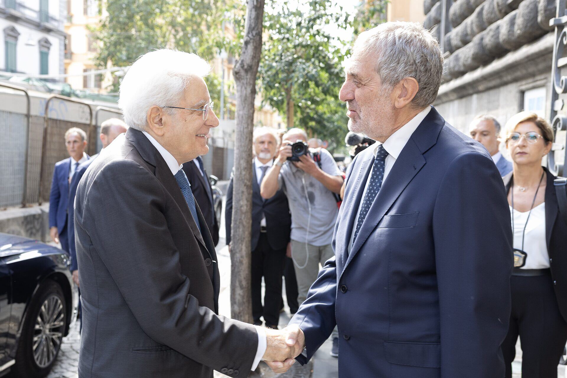 Il Presidente Sergio Mattarella stringe la mano al direttore Paolo Iorio all’ingresso del Museo Filangieri