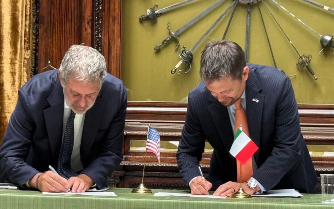 Il direttore Paolo Iorio e il Console americano Terence Flynn firmano l’accordo al Museo Filangieri