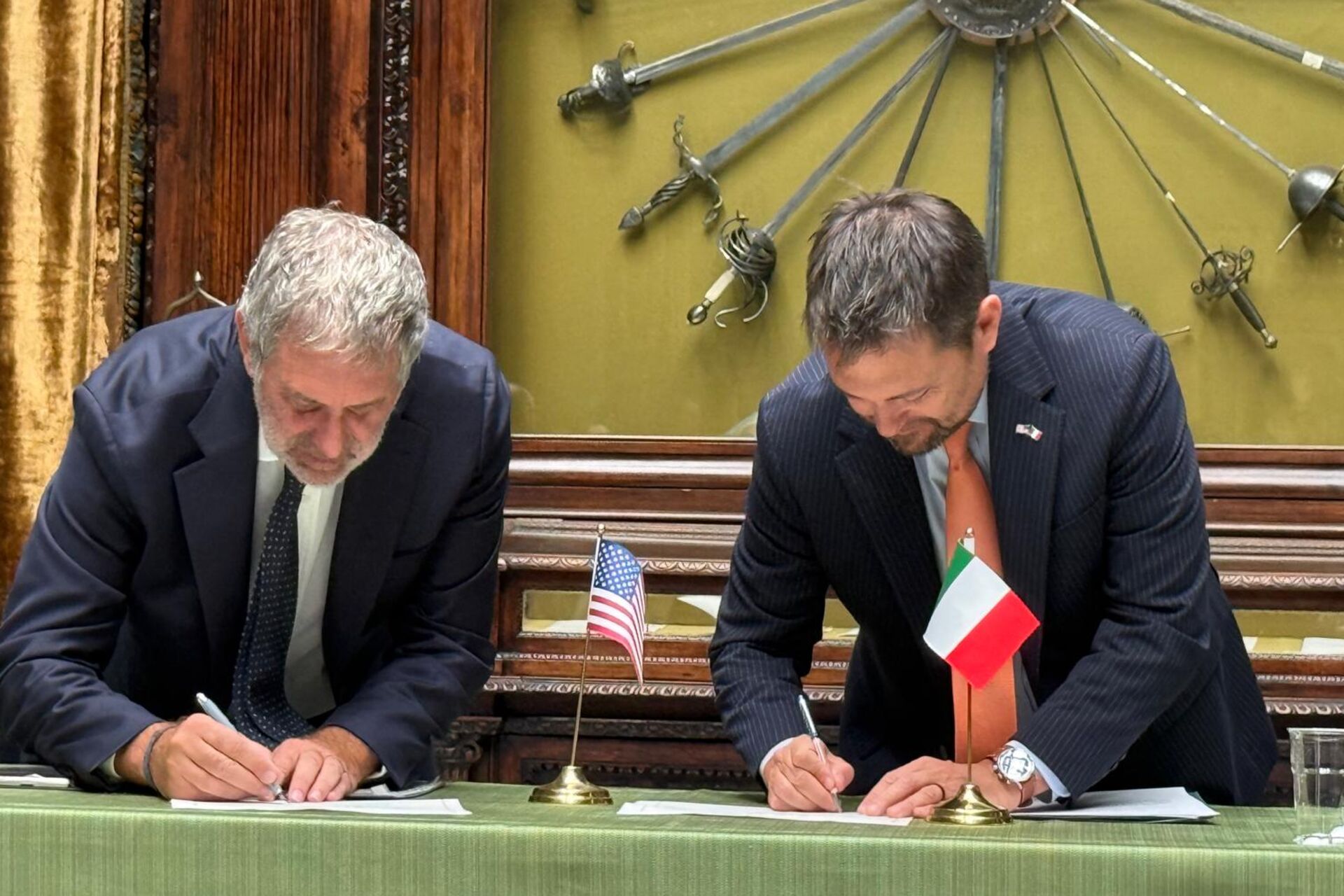 Il direttore Paolo Iorio e il Console americano Terence Flynn firmano l’accordo al Museo Filangieri