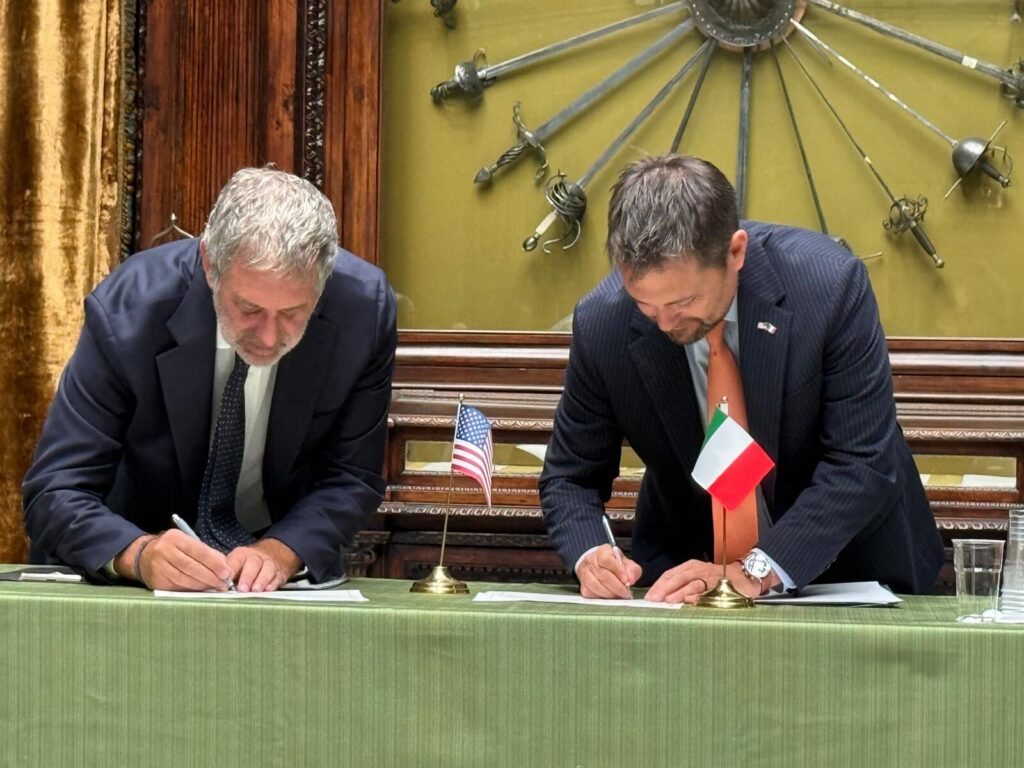 Il direttore del Museo Filangieri Paolo Iorio e il Console americano a Napoli Terence Flynn firmano l’accordo